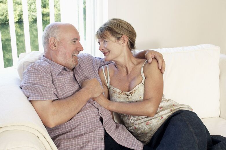 Un homme de 50 ans doté d'une bonne puissance embrasse sa femme bien-aimée